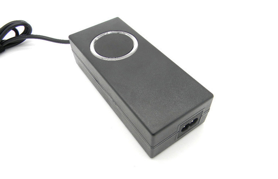 CE Belgeleri 90W AC DC Universal Laptop Güç Adaptörüne Aşırı Akım Koruması