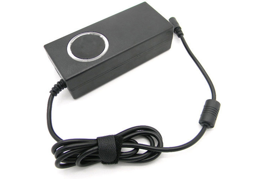 CE Belgeleri 90W AC DC Universal Laptop Güç Adaptörüne Aşırı Akım Koruması