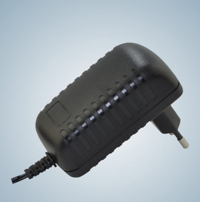 Ev Aleti İçin Hafif 15 Watt Evrensel AC Güç Adaptörü EN60950