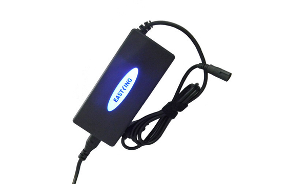 İngiltere / ABD 90W Universal Laptop Güç Adaptörü Otomatik 5V 2.1A USB LED&#39;li