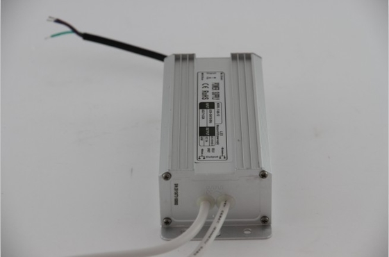 Taşınabilir 24 V DC 60W Suya Dayanıklı LED Sürücü Güç Kaynağı Platin Kasa, EN55022 Sınıf A